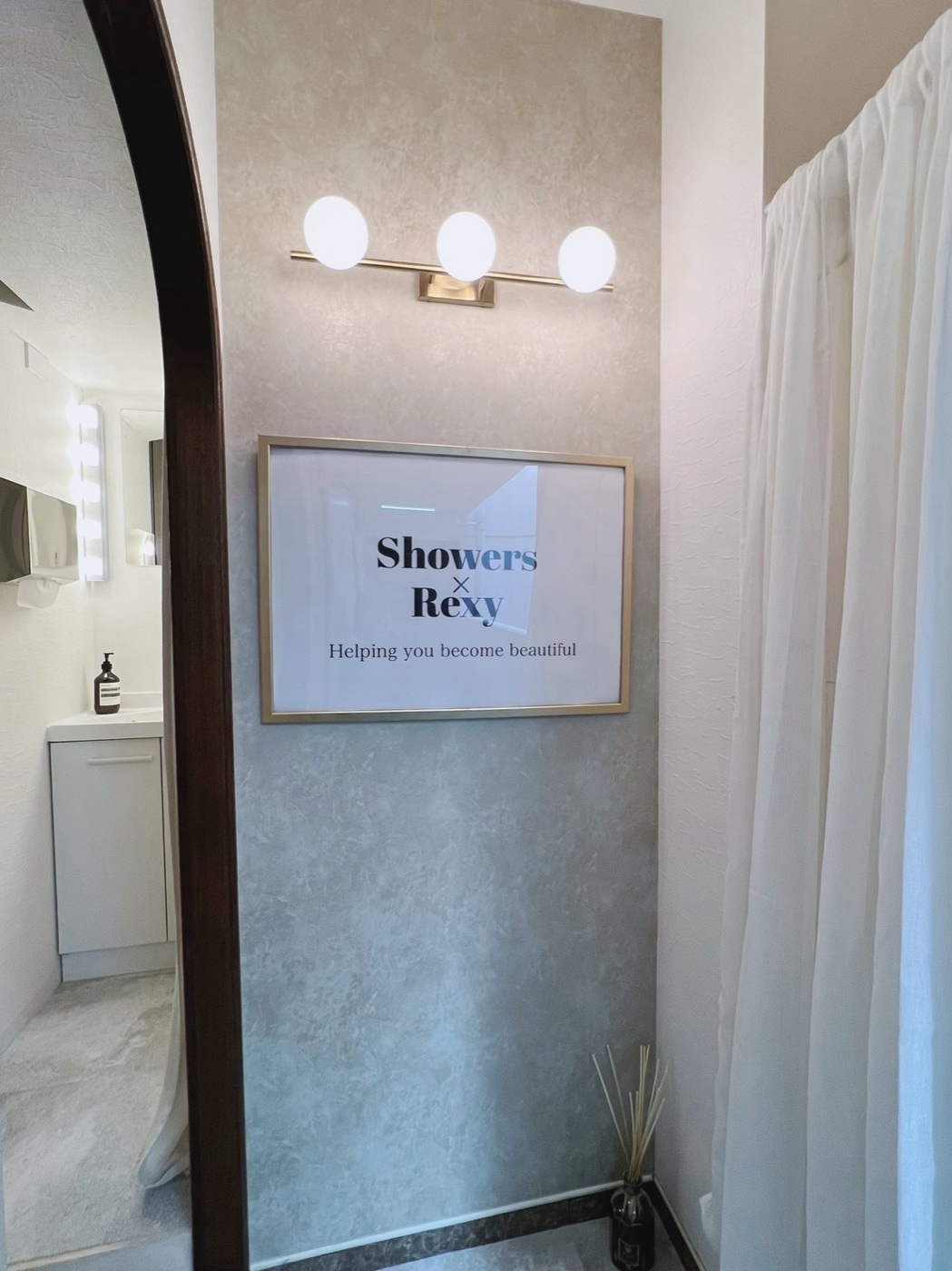 Showers × Rexy 店内サイン
